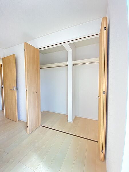 収納が豊富な事がこの住宅の魅力のひとつです。ハンガーパイプもしっかりと設置してあります。