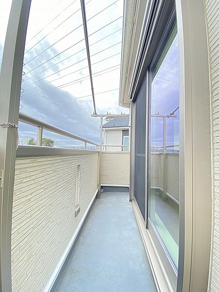 外の景色を眺めながら、ほっとひと息つける癒しのバルコニー。