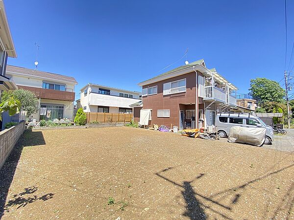 周辺は高い建物が建たない第1種低層住居専用地域。陽射しが遮られにくくなっております。