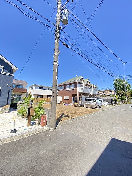舗装された前面道路は自転車やベビーカーでの通行も安心ですね。