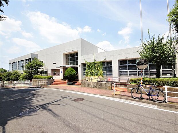 横浜市瀬谷図書館 756m