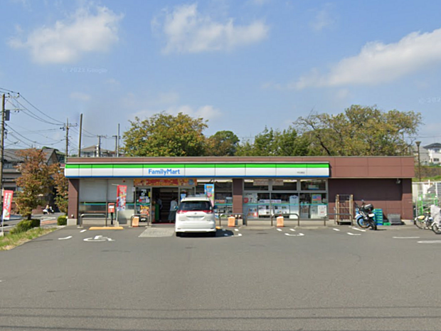 ファミリーマート中白根店