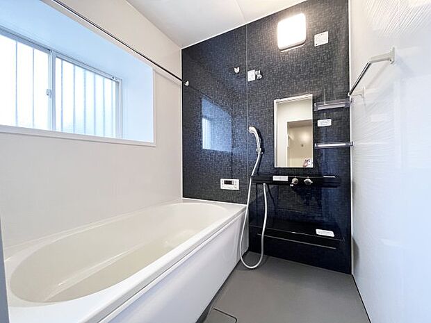 浴室に窓があるので清潔感のある浴室環境です！