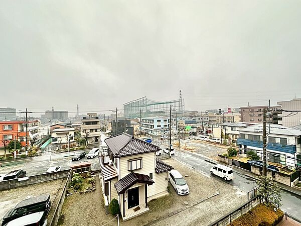 現地からの眺望をしっかりと楽しめる写真です。周囲の住宅や道路の様子が広がり街並みの雰囲気が伝わります。開放的で視界の広い印象を受ける眺望となっています。遠くまで見渡せるため周辺環境を把握しやすいです。