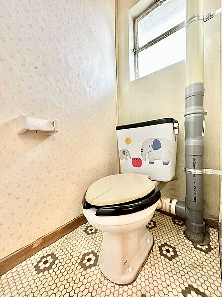 デザイン性のある床タイルを採用したトイレ。窓付きのトイレは採光　換気に優れています。