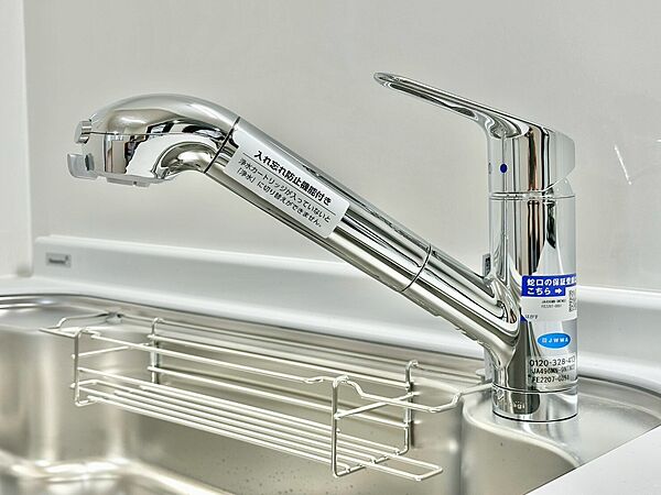 温度や水量の調整がしやすいシングルレバー水栓を採用。片手で簡単に操作でき、調理中の使い勝手にも優れています。