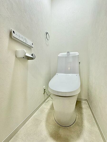 白を基調としたトイレは、清潔感があり明るい印象。シンプルなデザインで、お手入れがしやすく、毎日気持ちよくお使いいただけます。