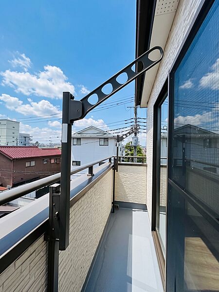 2カ所にバルコニーを設けた、使い勝手の良い住まい。洗濯物と布団を分けて干したり、用途に応じて使い分けたりと、毎日の暮らしにゆとりをもたらします。