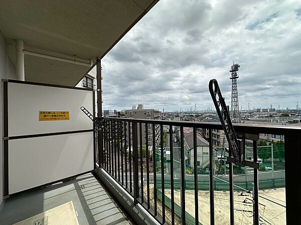 陽当たりの良い南西向きワイドバルコニー。広々としたスペースで洗濯やガーデニングを楽しめ、日々の暮らしにゆとりと心地よさを与えてくれる空間です。