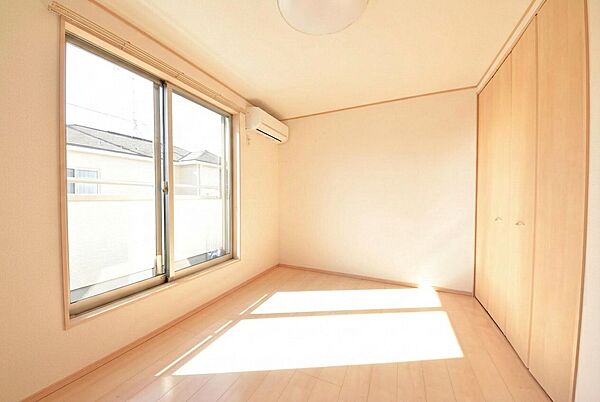 バルコニーに面した明るい約6.5帖の洋室。全居室クローゼット付きでお部屋を広く使えます。 　室内写真は家具をCG加工により消去しています。実際の状況とは異なる場合がございます。ご了承ください。