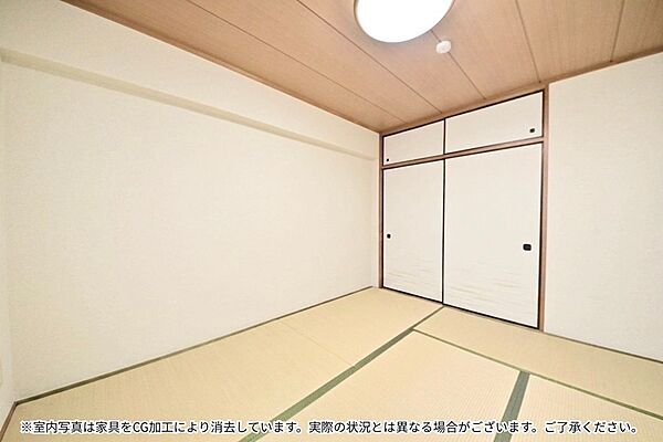 約6帖の和室。リビングに面し、戸を開ければすぐご家族の笑顔が見えるお部屋です。 　室内写真は家具をCG加工により消去しています。実際の状況とは異なる場合がございます。ご了承ください。