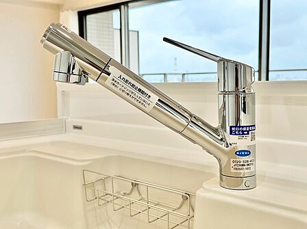 スポンジや洗剤の収納に便利なバスケットがあり、シンク周りをきれいに整理できます。