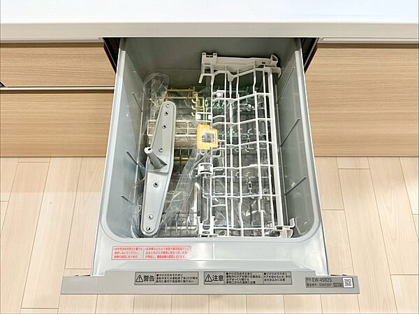 食洗機を備えた機能的なキッチン。手洗いの手間を省き、忙しい毎日をサポートします。