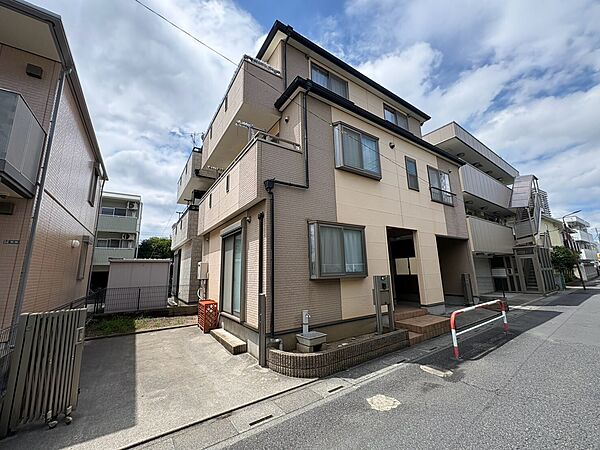 お車2台を駐車できる4LDKの住まい。玄関前にはガードレールが設置されており、お子さまとの外出時にも安心感を持って暮らせる住環境です。