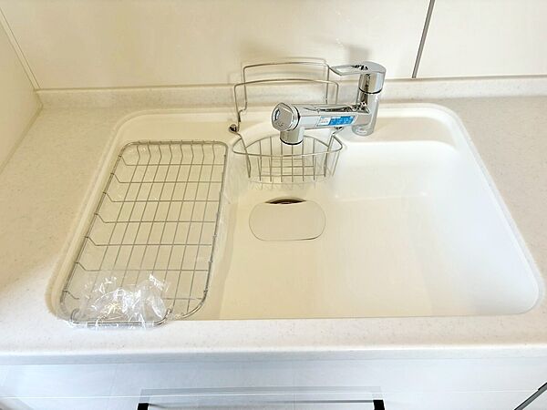 汚れが溜まりにくい形状で、サッと拭くだけでお手入れが簡単なキッチンシンクです。大きな鍋も洗いやすい広々とした形状で、毎日の後片付けを快適にする仕様です