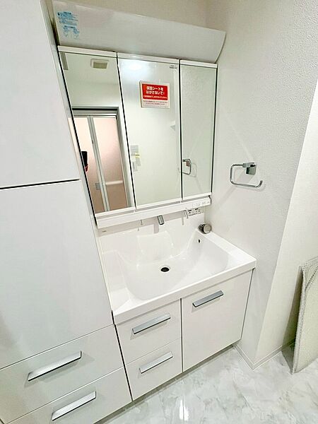 洗面台横の収納には、タオルやパジャマをまとめて収納可能。日々の身支度もスムーズに行えます。