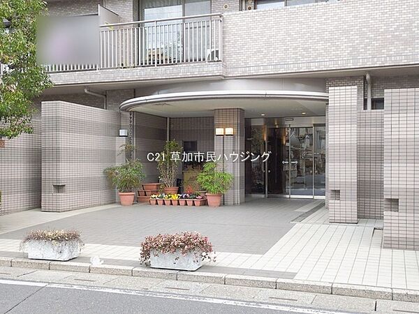 暮らしの第一歩を彩る、洗練された落ち着きのあるエントランス空間が大切なご家族やお客様を毎日お出迎えしてくれます。