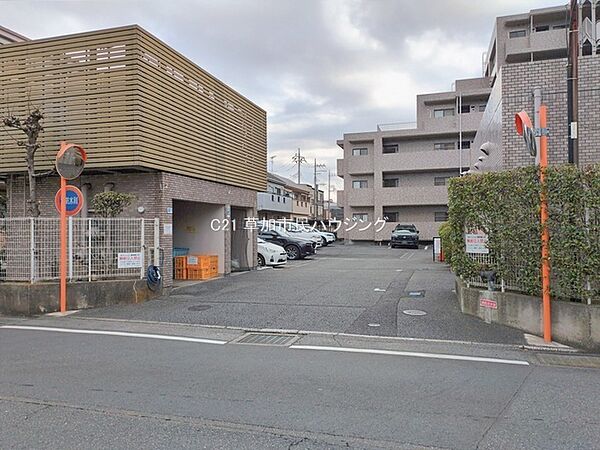 小学校まで徒歩9分以内。交通量の少ない通学路で、お子様の安全な登下校をサポートします。