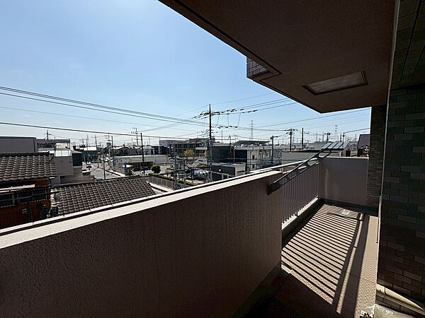 南面バルコニーは日差しをたっぷり楽しめる空間です。青空の下でゆったりとした時間を過ごすことができます。