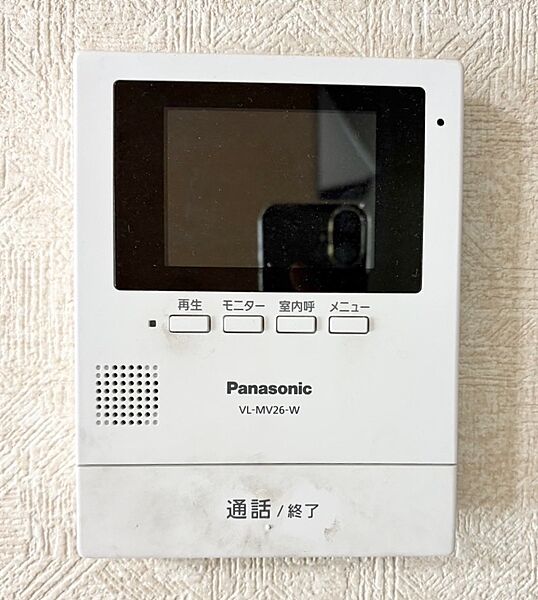 モニター付きインターホンを採用し、来訪者の顔を室内から確認できます。子どもだけで留守番するときなどにも、訪問者を確認してから対応できる安心感があります。
