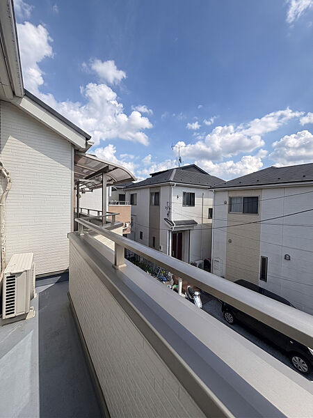 2部屋から出入りできる2階バルコニー。陽当たりにも配慮され、洗濯物をたっぷり干せます。取り込んだ後はそれぞれの部屋へ運びやすく、家事効率にも配慮されています。