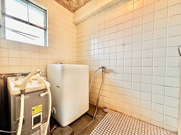 浴室には窓を設け、換気や採光にも配慮された空間です。