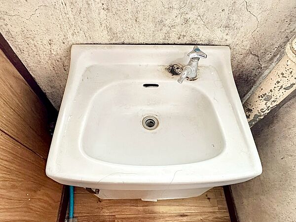 洗面所を玄関近くに設けた使い勝手の良い間取り。外出先から帰宅した際もスムーズに手洗いができます。