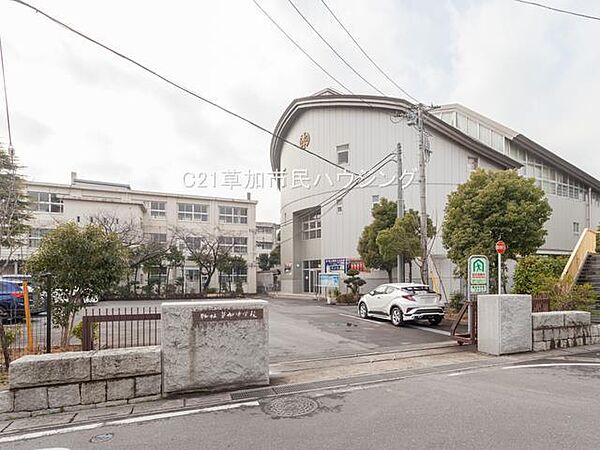 草加中学校　880ｍ　草加中学校880m(徒歩11分）