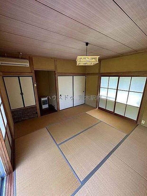 和室8帖、窓2面、室内より由布岳を眺望できます。