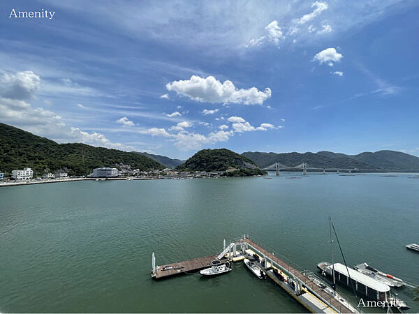 バルコニーからの眺望です。毎年8月13日には目の前で花火が打ち上げられます。