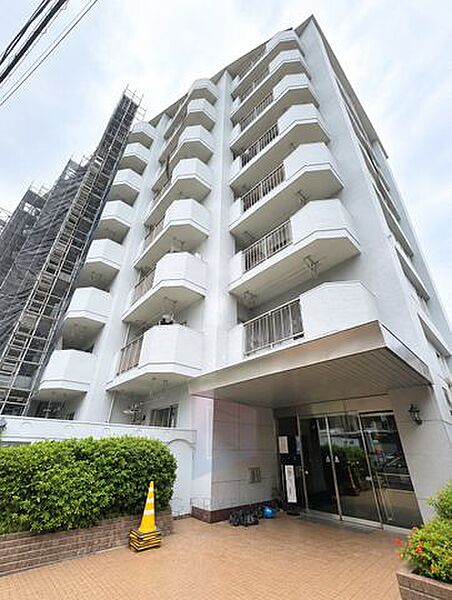 その邸が魅せる、気品・上質・重厚感・極細やかさ、そのすべては訪れた者に安らぎと品性を与える特別な空間です。ここに住むからこそ意味がある。すべての（始まり）をここから迎えます。