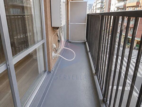 広々バルコニーで日当り良好なので、洗濯物も早く乾きそうですね ♪