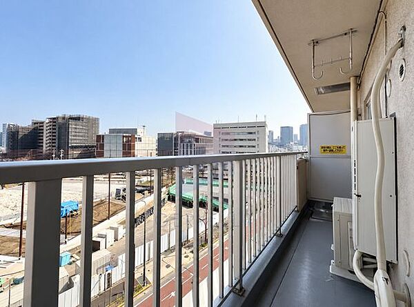 広々バルコニーで日当り良好なので、洗濯物も早く乾きそうですね ♪ー