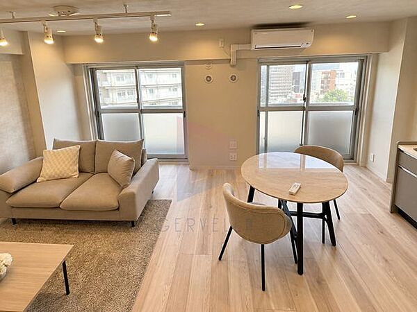 日常の暮らしを良い暮らしにする為のリノベーション。窓には、気持ちの良い風景が映ります。求めたのは、シンプルな機能美とスマートな空間美