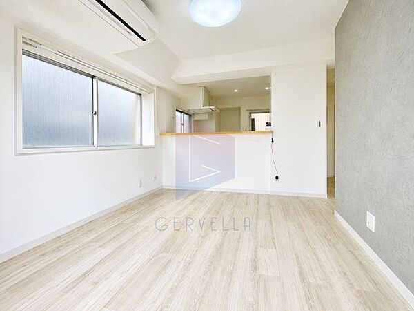 日常の暮らしを良い暮らしにする為のリノベーション。窓には、気持ちの良い風景が映ります。求めたのは、シンプルな機能美とスマートな空間美