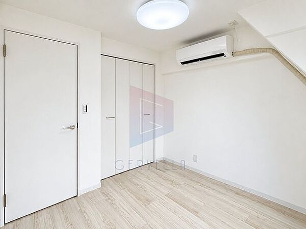 独立性を高めたお部屋。たっぷりの収納も配備しており、片付いた空間を現実出来そう。陽光も降り注ぐ明るく開放的な空間が魅力的。