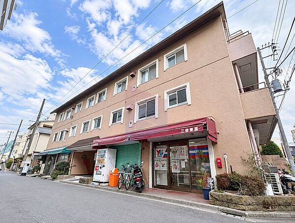 その邸が魅せる、気品・上質・重厚感・極細やかさ、そのすべては訪れた者に安らぎと品性を与える特別な空間です。ここに住むからこそ意味がある。すべての（始まり）をここから迎えます。
