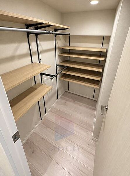 収納便利なウォークインクローゼットを備えた住まいです。大きな荷物の収納や衣替えには心強い収納スペースです。