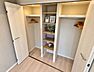 収納：収納便利なウォークインクローゼットを備えた住まいです。大きな荷物の収納や衣替えには心強い収納スペースです。