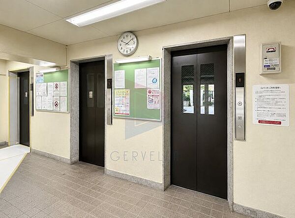 光を多く取り入れた明るいエントランス部分は高級感ある仕上り。将来に亘って誇れる我が家の大事な入り口部分。
