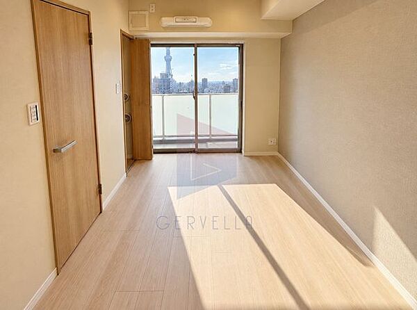 独立性を高めたお部屋。たっぷりの収納も配備しており、片付いた空間を現実出来そう。陽光も降り注ぐ明るく開放的な空間が魅力的。