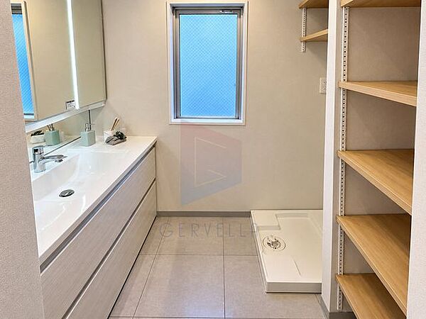 洗面台は朝を快適させてくれる空間としては大切な空間です。バタバタしている忙しい朝でも収納が多い洗面台では短時間で効率良く支度ができます。