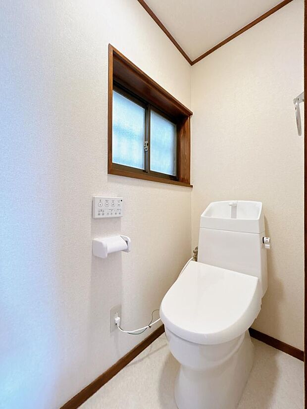 【リフォーム済】トイレは新品交換致します。床材、壁紙の張替えを行いました。