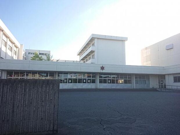 【中学校】黒崎中学校まで約350ｍ（徒歩約5分）です。学校が近いと朝もゆっくりでき、お母さんも安心ですね。