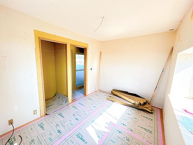 【リフォーム中】二階洋室6帖です。床を新しく貼り、壁紙を新しく貼りなおします。