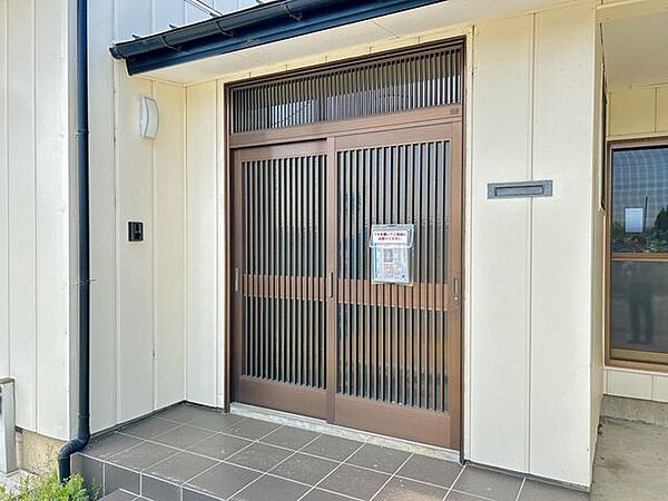 【リフォーム済】玄関です。タイルや照明は新品委交換しております。