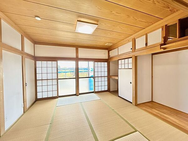 【リフォーム済】1階道路側和室です。畳は表替えを行い、壁紙を交換しました。