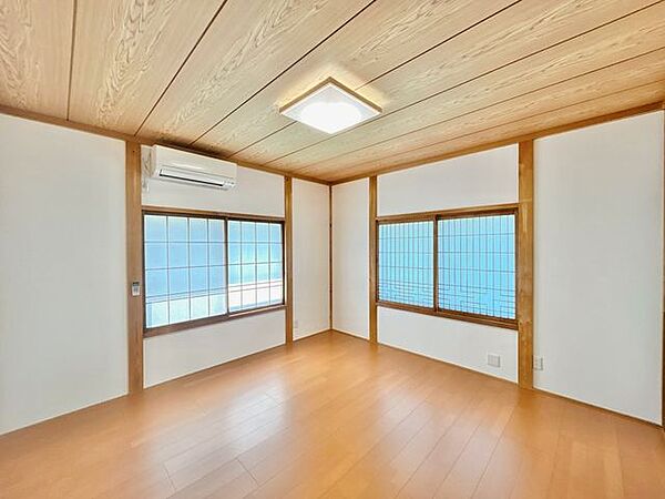 【リフォーム済】2階8帖洋室です。新しく床材を張り、壁紙の交換を行いました。