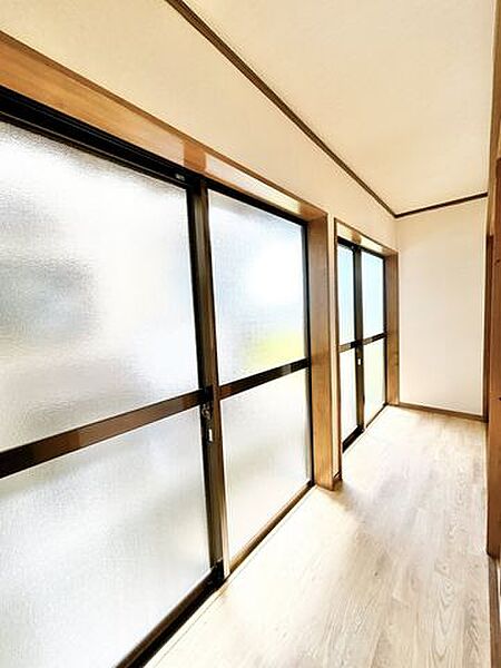 【リフォーム済】和室横の広縁です。洗濯物を干すこともできます。
