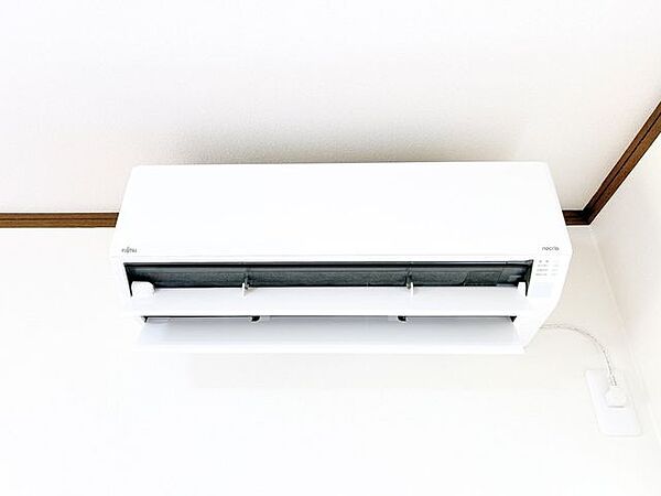【リフォーム済】リビングにはこれから始まる新生活を快適にサポートしてくれる、新品のエアコンを設置します。お引っ越しの際に家電の買い替えをご検討のご家族も、エアコン1台分の費用が浮きますよ。
